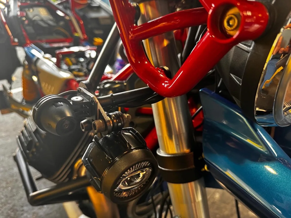 2024年初仕事　モトグツチ　V85TT ドラレコ取り付け 作業画像 03