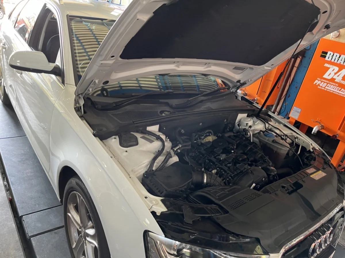 Audi A4 エンジン不調修理　時々エンスト 作業画像 01