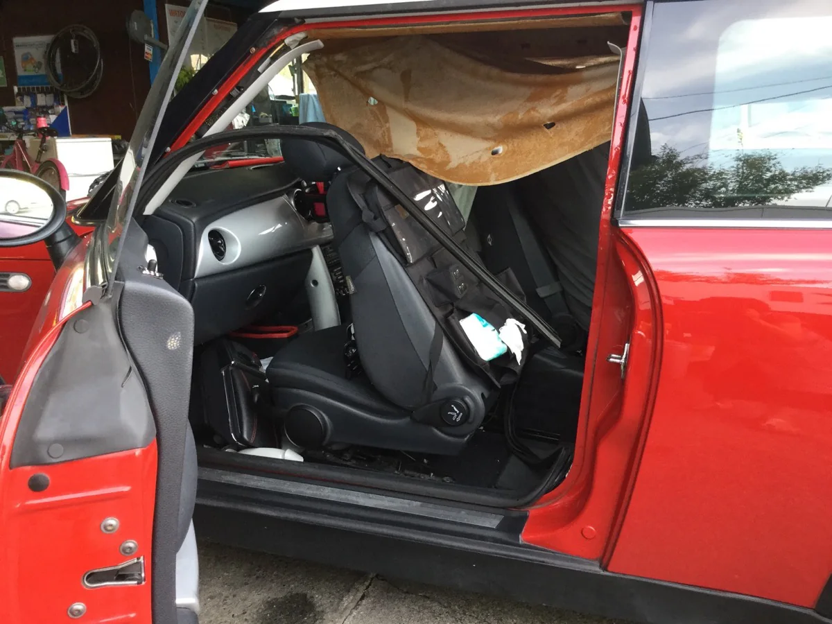 BMW ミニ　天井修理 作業画像 04
