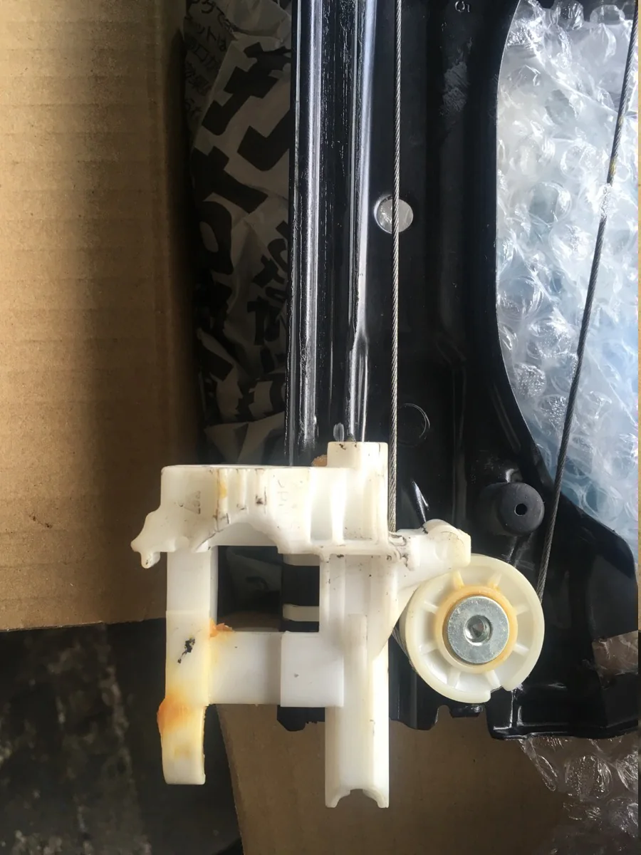 FIAT500 パワーウィンドゥ故障 作業画像 05