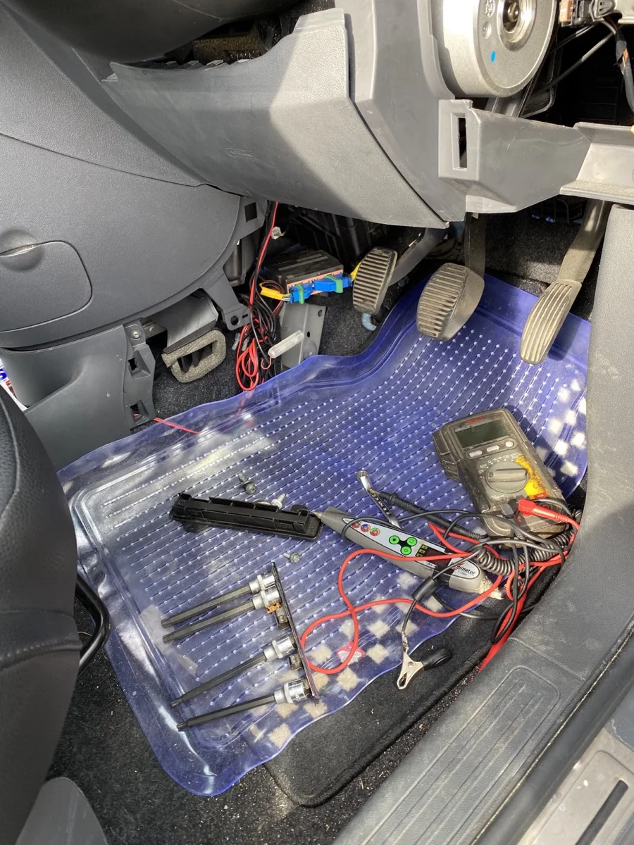 FIAT500　エアバッグ警告灯点灯修理 作業画像 02