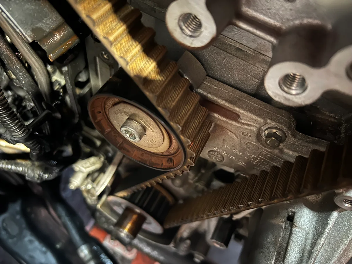 VOLVO  V60 タイミングベルト交換　他 作業画像 04